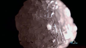 Megacryometeorites, zijn reuze hagelstenen die uit de heldere hemel op de aarde vallen, zoals in de Bijbel ook een paar keer te lezen is. Dit is een docu.